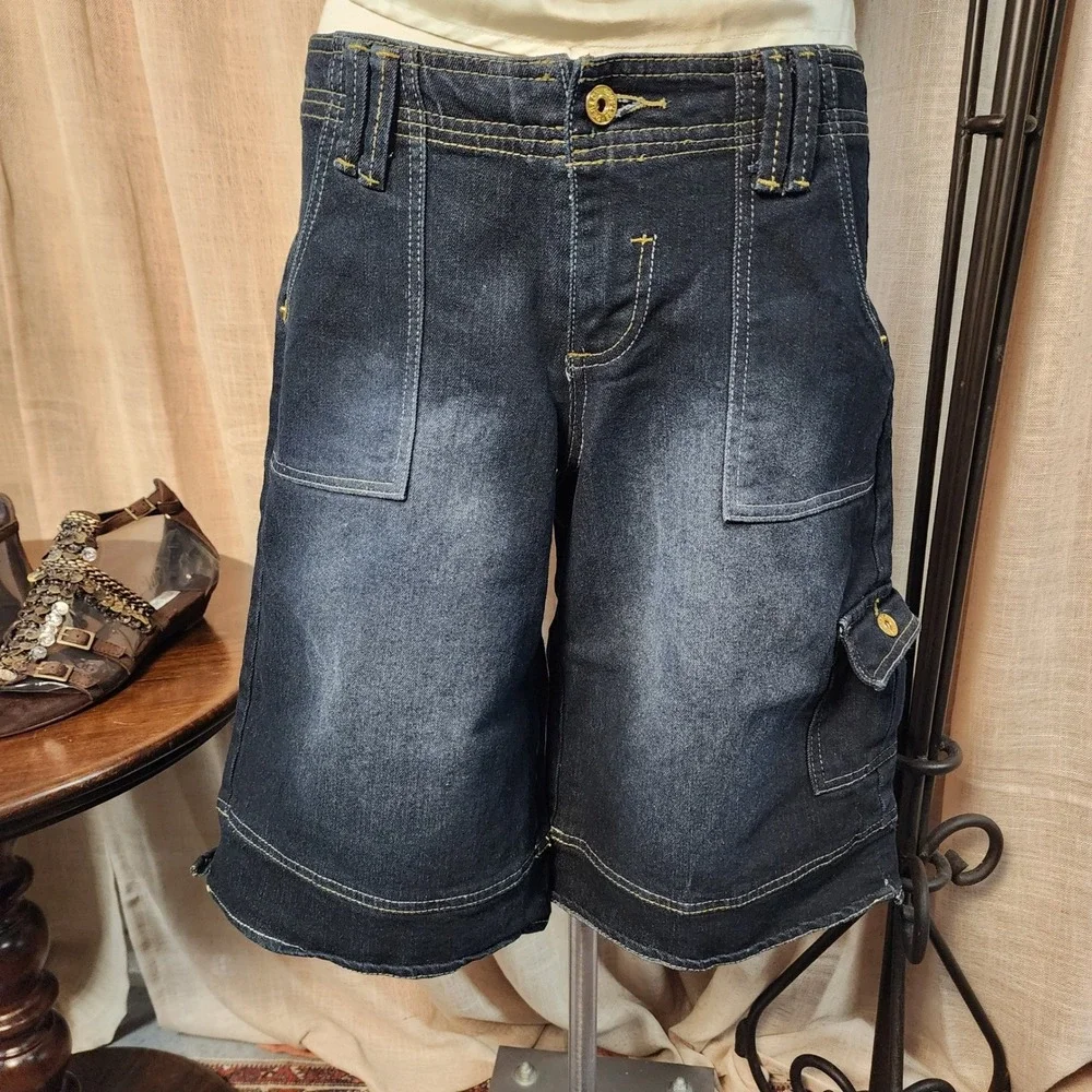 Y2K Dereon 9/10 Dark Wash Denim Cargo Bermuda Jorts Fleur de Lis Studded Wide